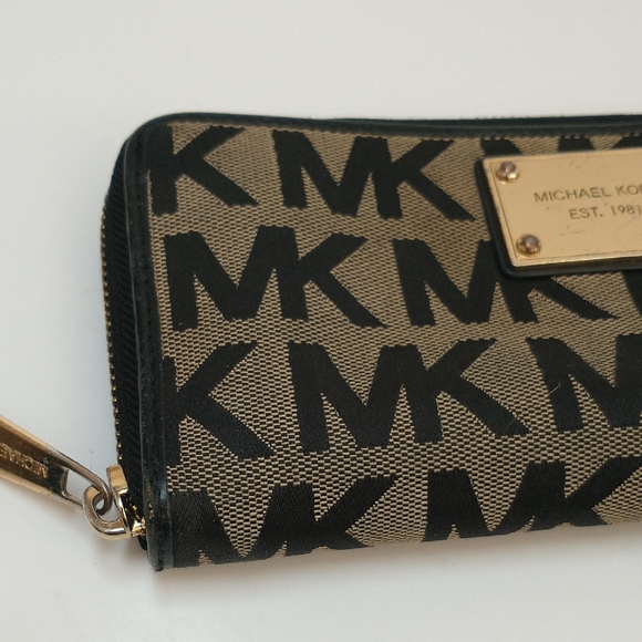 Michael Kors Monogram Wallet - Picture 6 of 12